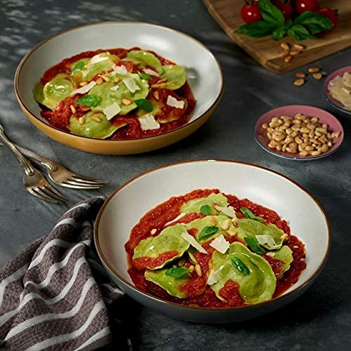 Sainsbury's Tomato And Basil Pizza Sauce Topper 190g - Tomato sauce with basil. Rich tomato sauce with garlic & black pepper