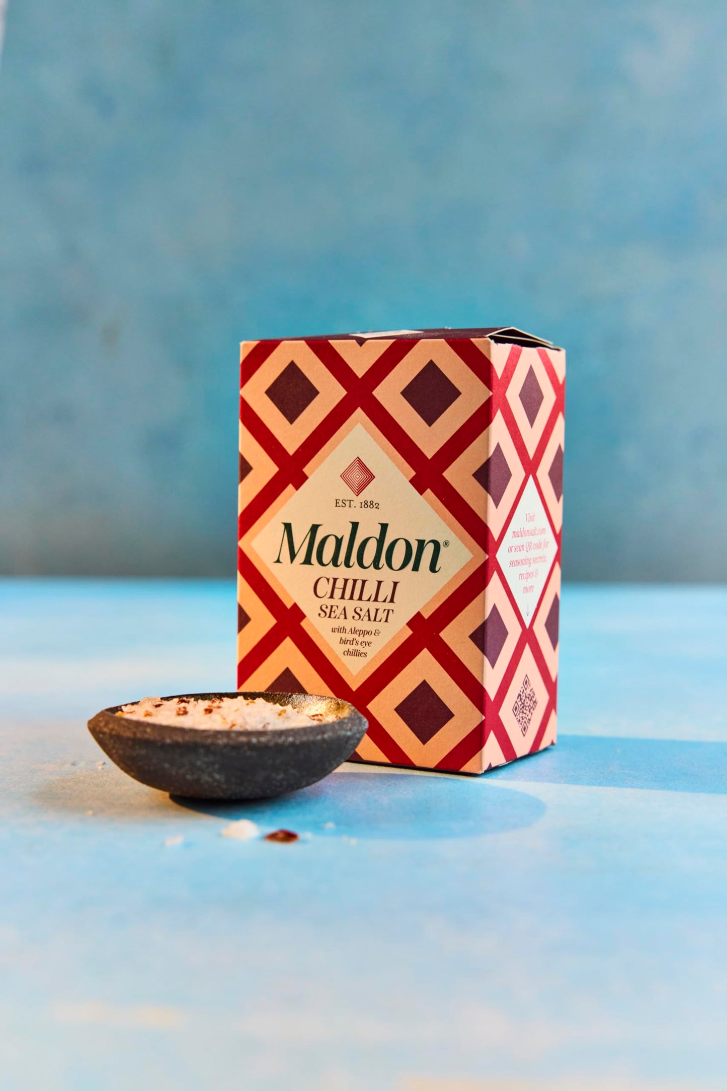 Maldon - Smoked Sea Salt Flakes - Unique Pyramid Shaped Salt Flakes - Gently Smoked Over Oak - Perfect for a Wide Range of Dishes, Hand-Harvested for Four Generations - 500g Tub