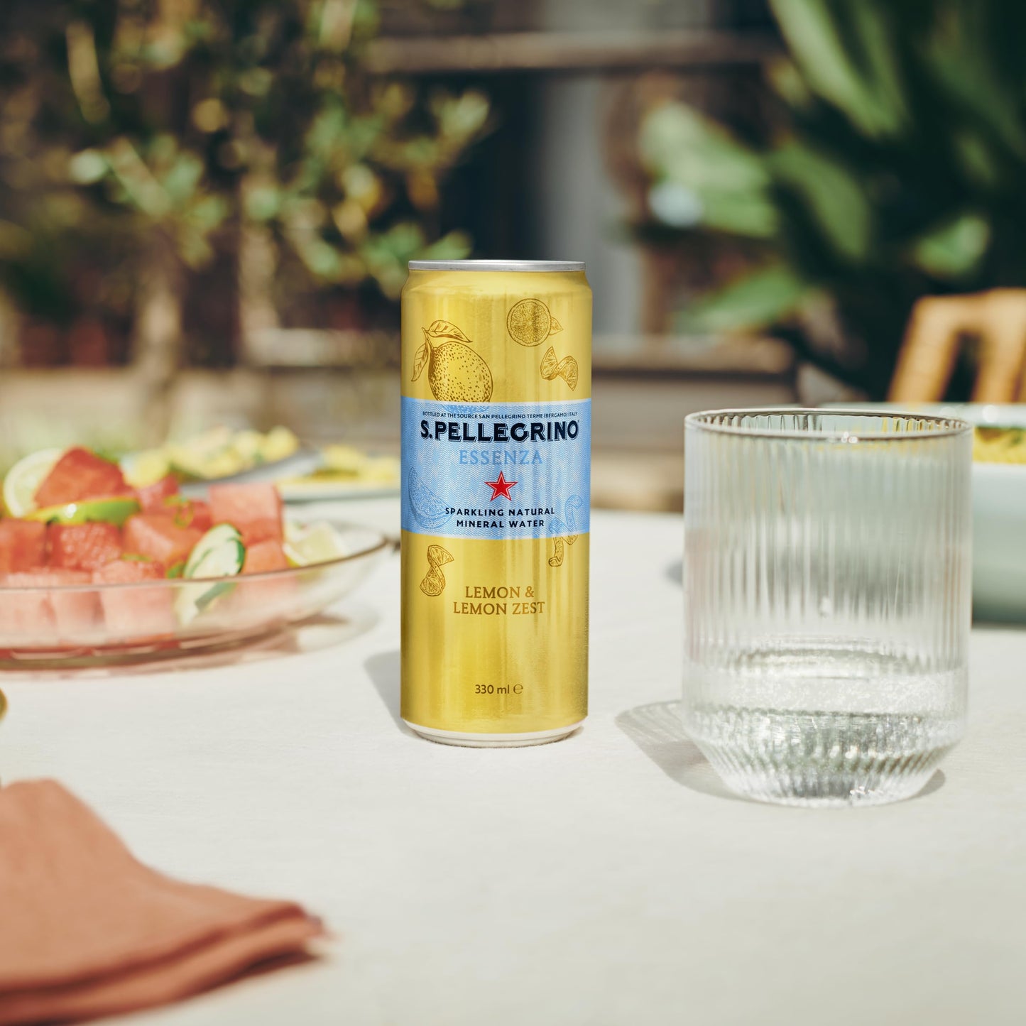 San Pellegrino Essenza Sparkling Water Lightly Flavoured Lemon & Lemon Zest Cans 4x330ml