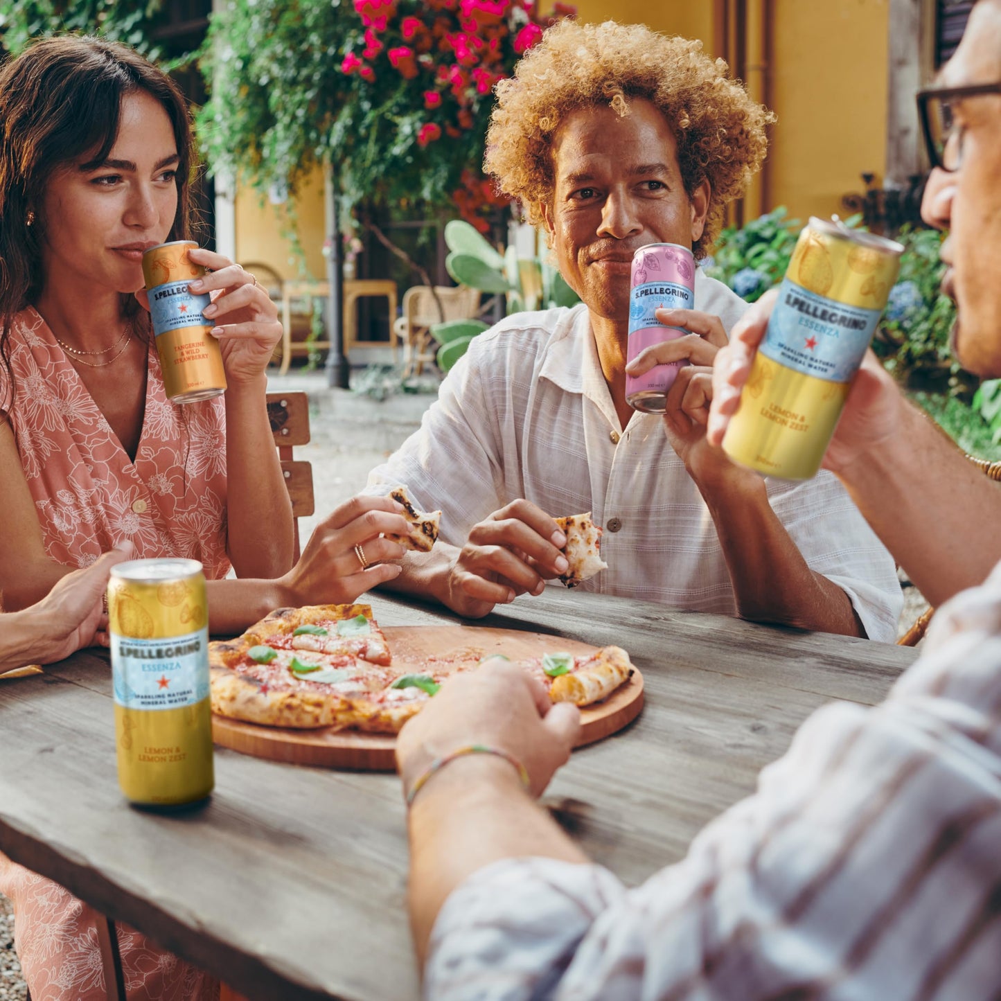 San Pellegrino Essenza Sparkling Water Lightly Flavoured Lemon & Lemon Zest Cans 4x330ml