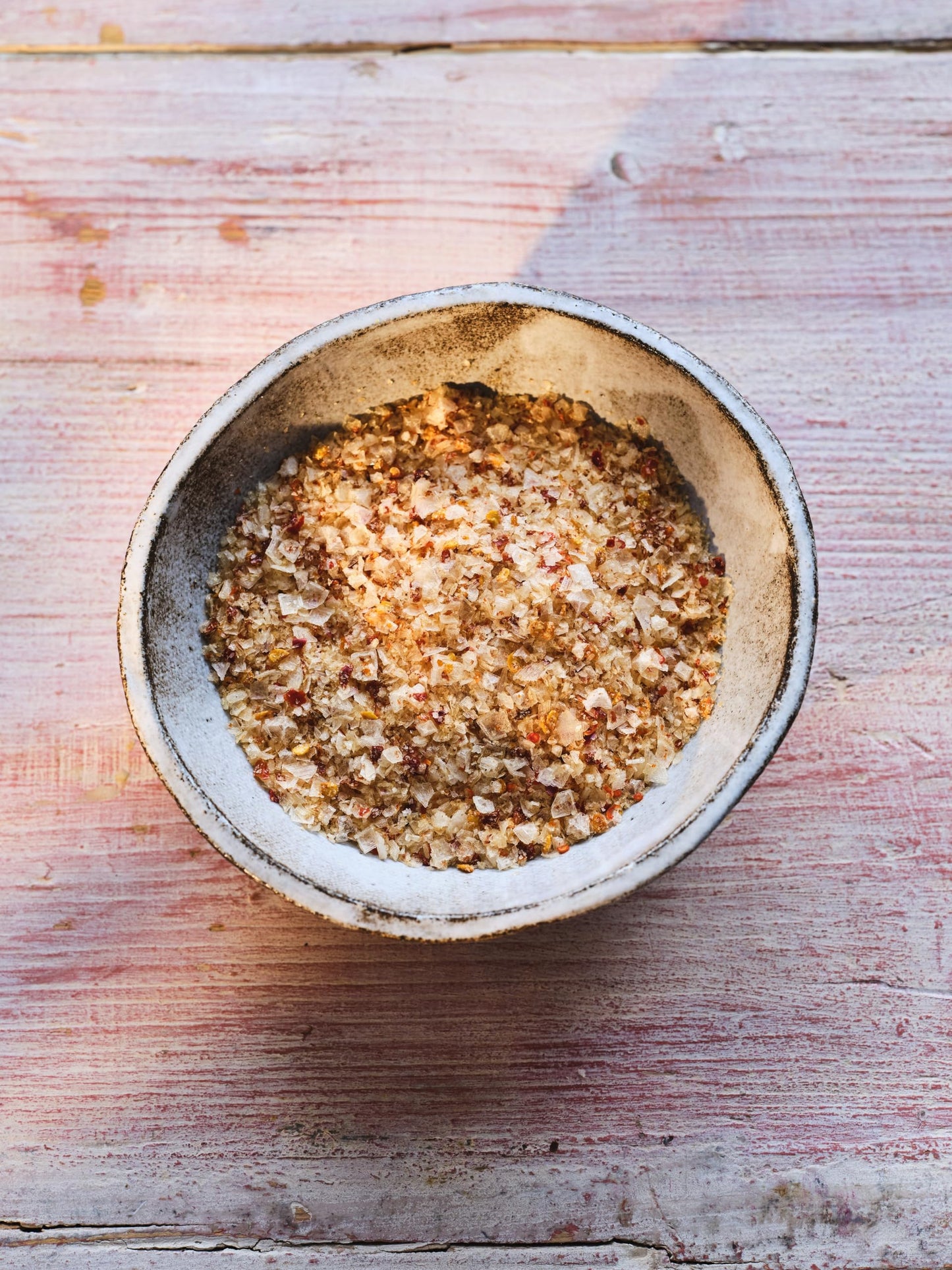 Maldon - Smoked Sea Salt Flakes - Unique Pyramid Shaped Salt Flakes - Gently Smoked Over Oak - Perfect for a Wide Range of Dishes, Hand-Harvested for Four Generations - 500g Tub